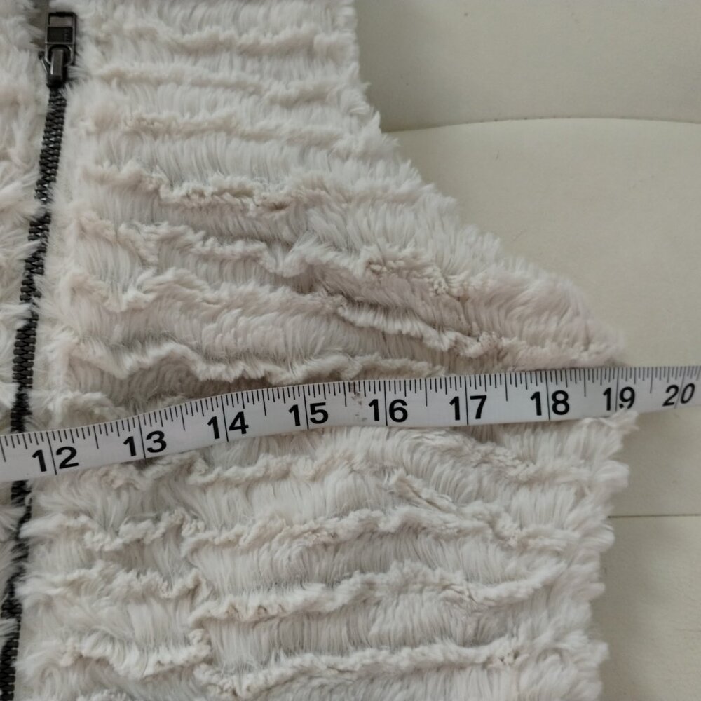 Women's MEDIUM Patagonia Fluffy Beige Vest - Picture 8 of 9